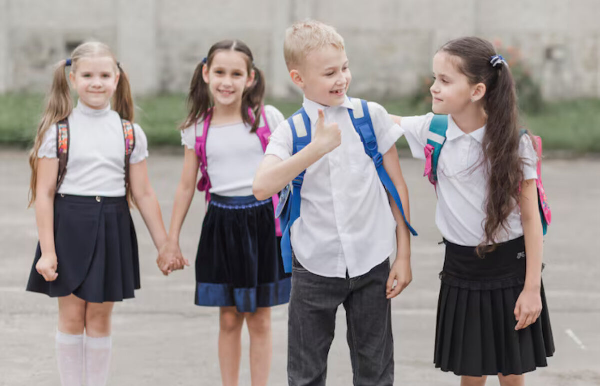 Uniformele școlare, dăunătoare sănătății copiilor. Fetele sunt mai afectate