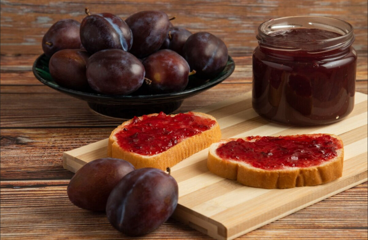 Gem de prune cu nucă, o rețetă care te trimite cu gândul la cămara bunicii