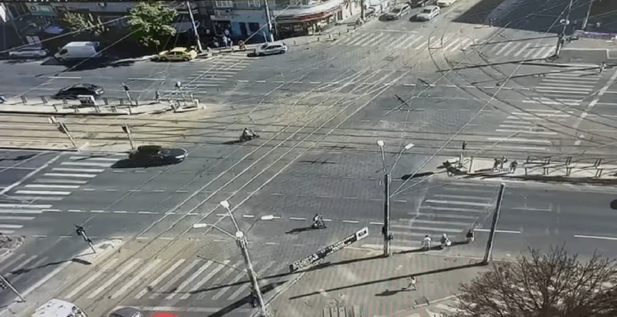 Accident mortal în București. O femeie a fost lovită pe trecerea de pietoni de un tânăr cu trotinetă