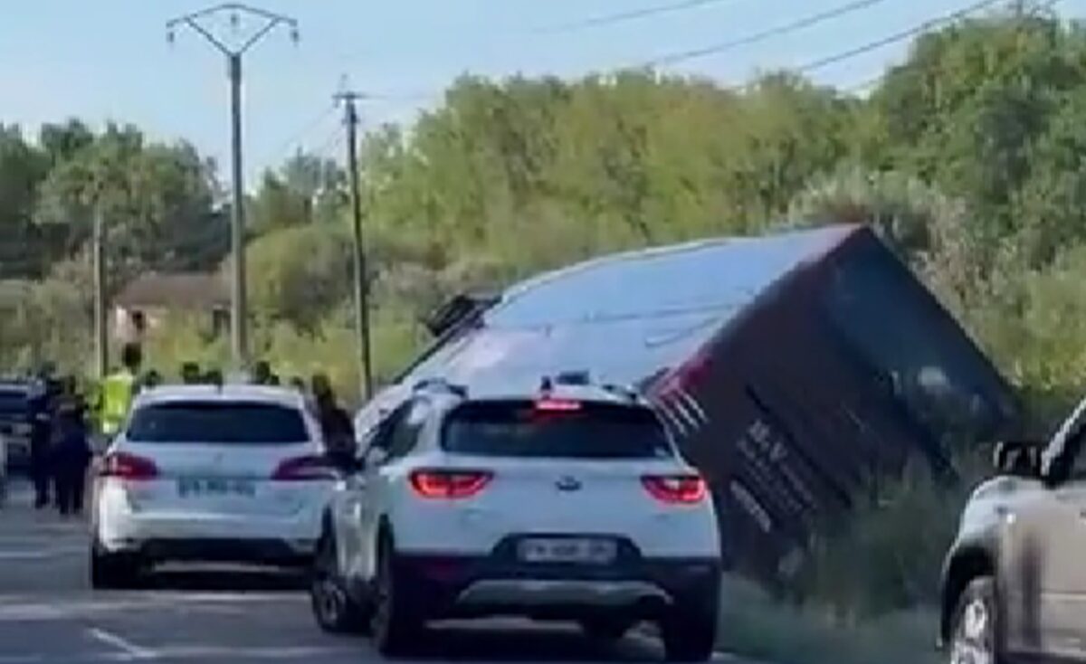 Un autocar cu angajați români sezonieri s-a răstunat pe o șosea din Franța