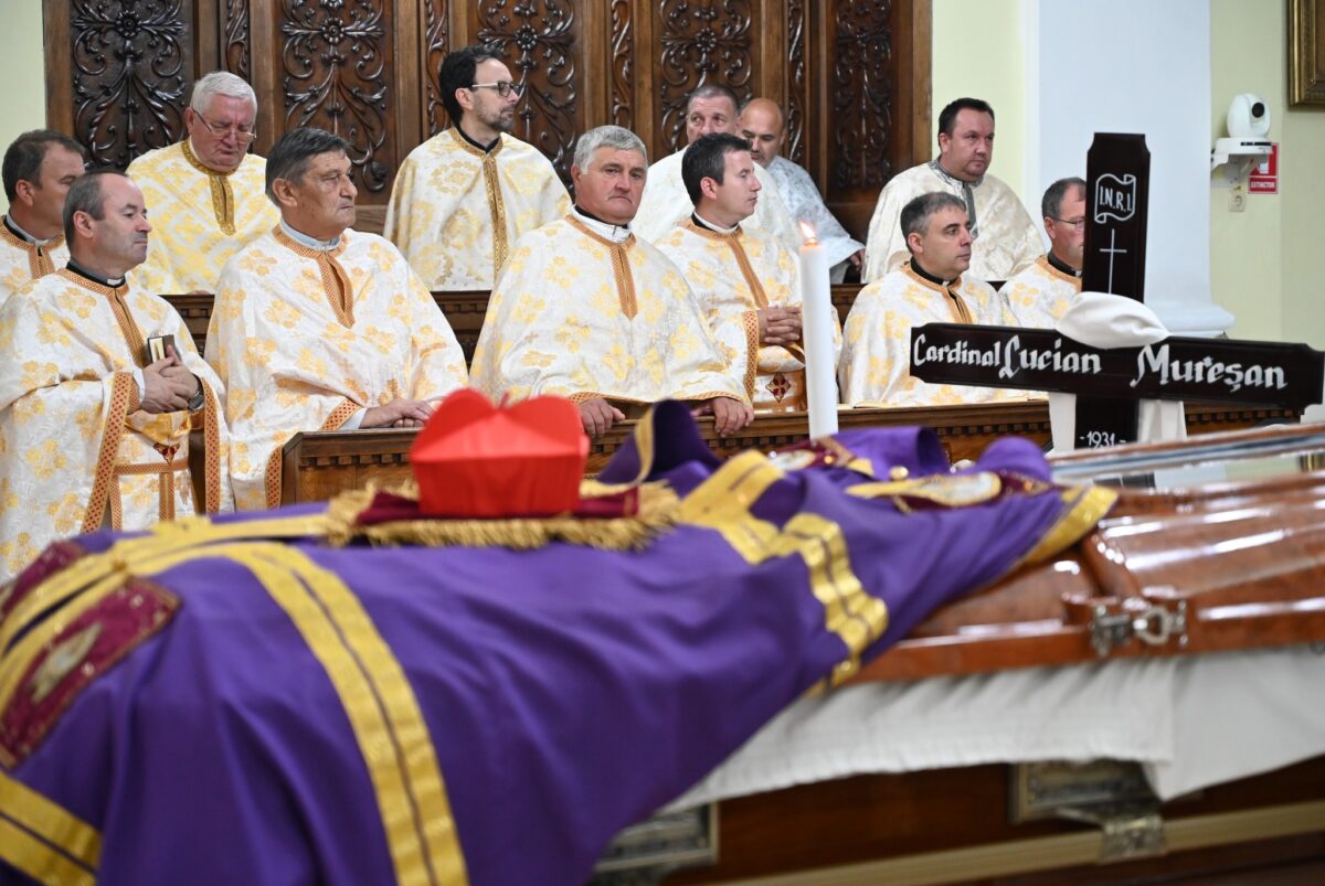 Sute de credincioși la înmormântarea cardinalului Lucian Mureșan. Mesajul președintelui Nicușor Dan