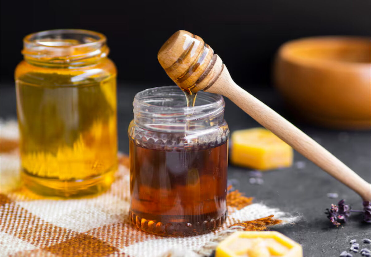 Rafurile supermarketurilor, pline de miere importată din Ucraina. Apicultorii din România, revoltați