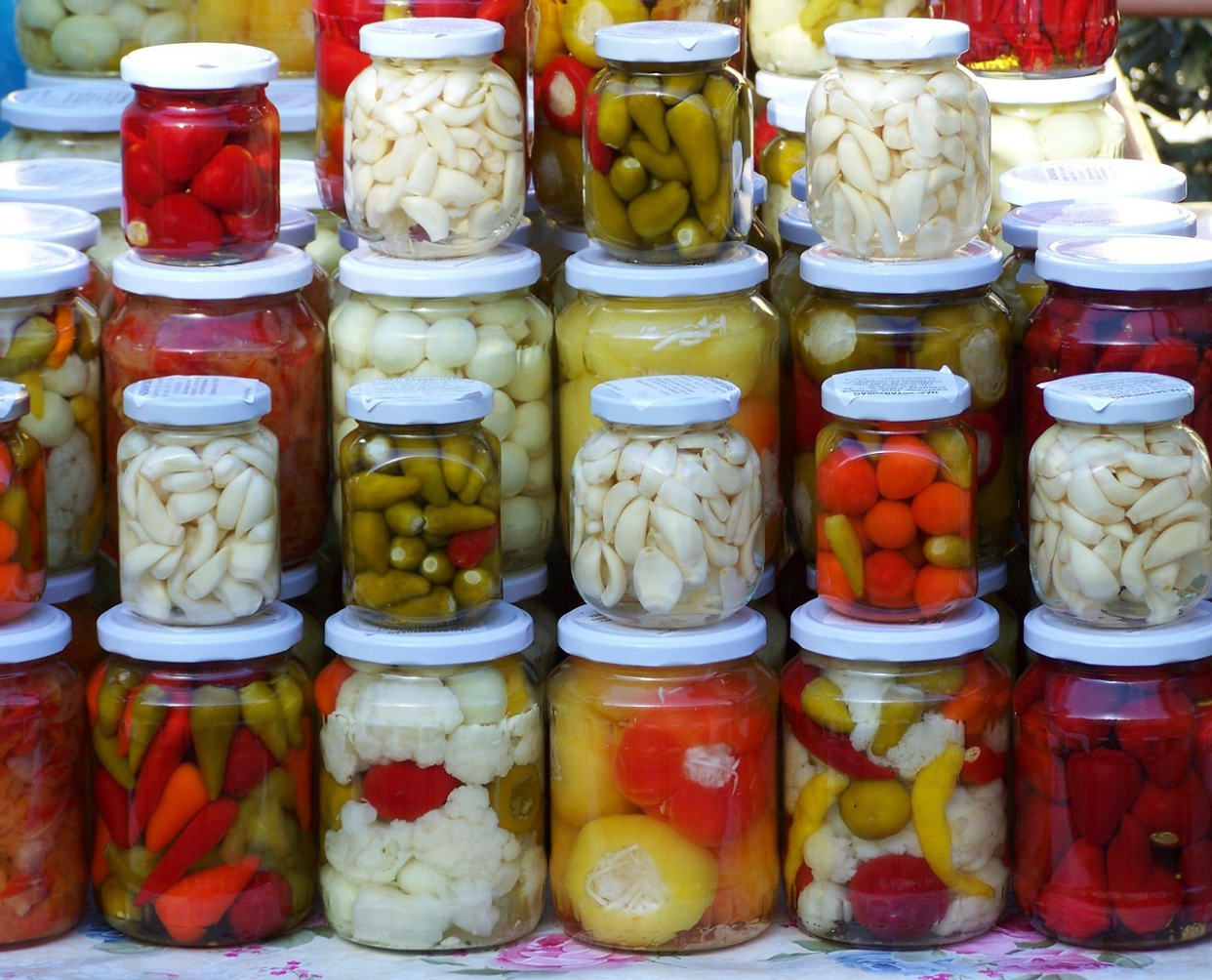 Rețeta perfectă pentru murături crocante la borcan. Ce trebuie să pui în saramură ca să nu se înmoaie