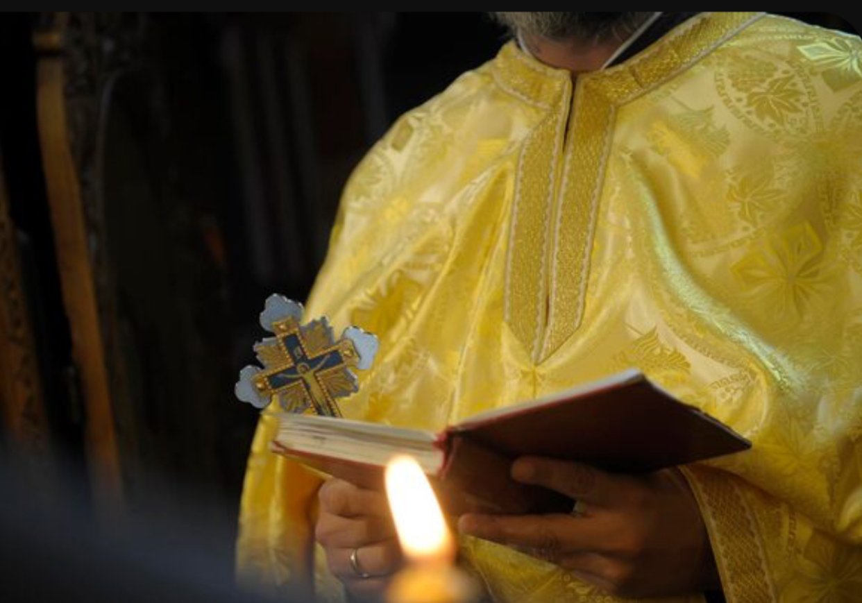 Un preot din Dej, în centrul unui scandal amoros. Fosta amantă l-a reclamat pentru hărțuire și amenințări