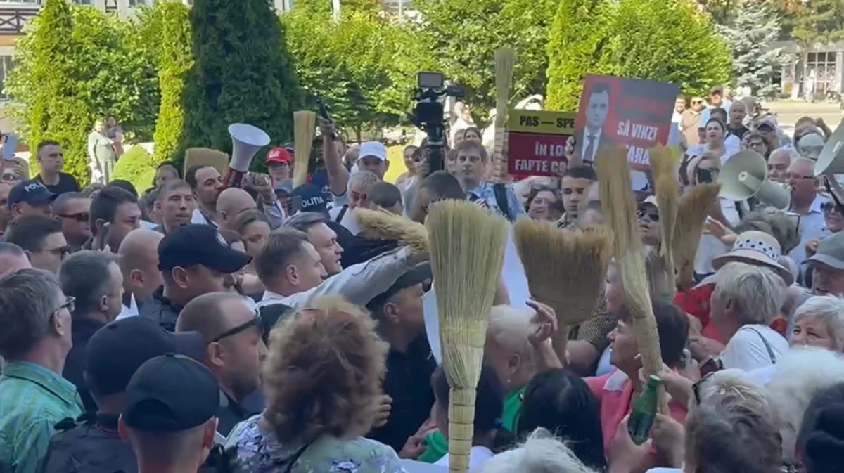 Strategii noi pentru protestele lui Ilan Şor – haine naţionale şi mături