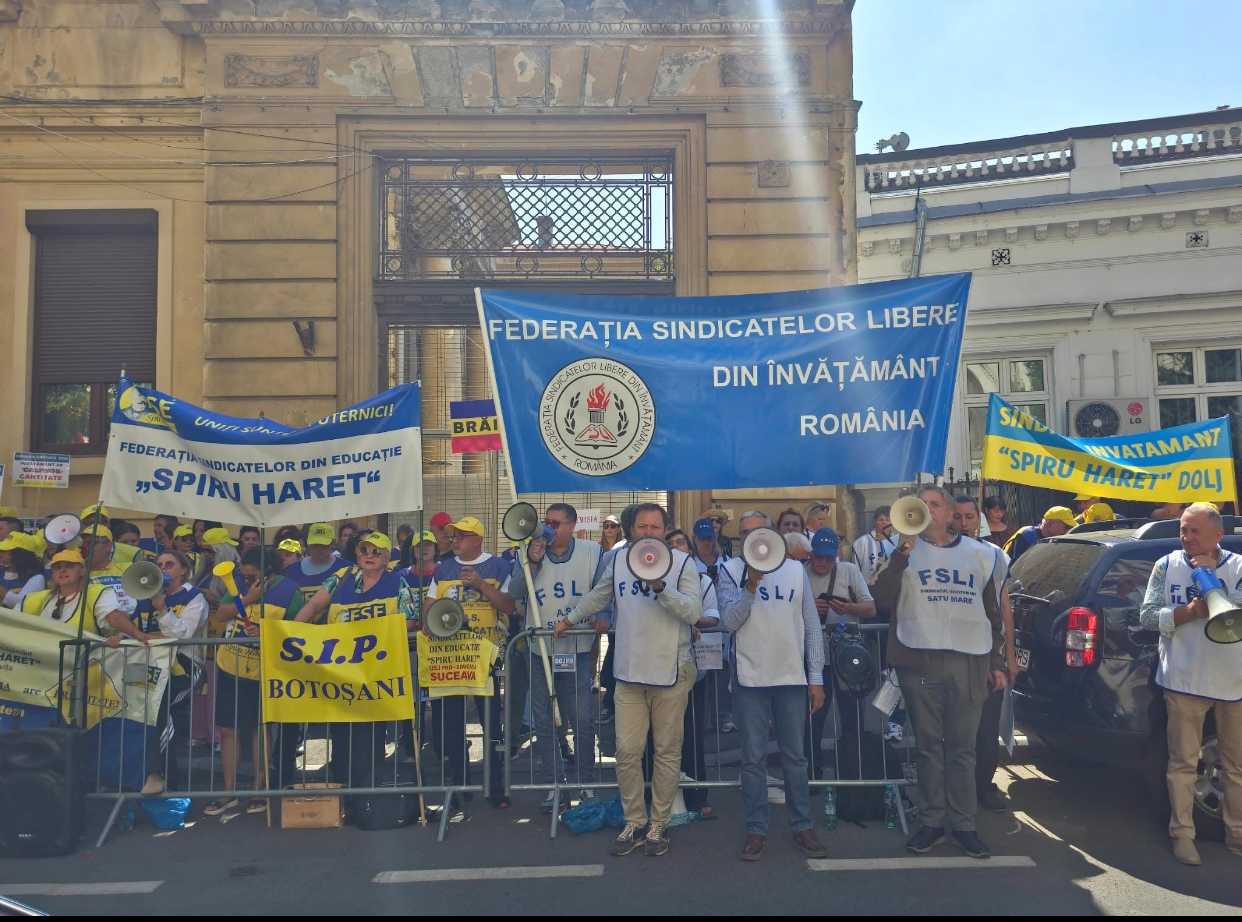 Profesorii câștigă mai mult decât alți angajați cu studii superioare. OCDE îi contrazice pe sindicaliști