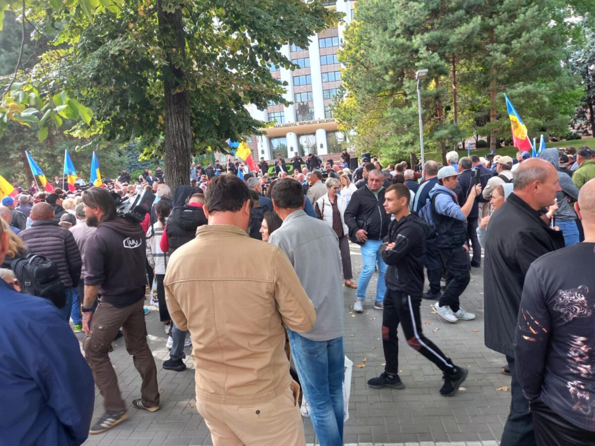 Atmosferă încinsă în faţa Parlamentului de la Chişinău. Protestul lui Igor Dodon, umbrit de protestatarii pro-europeni. Video