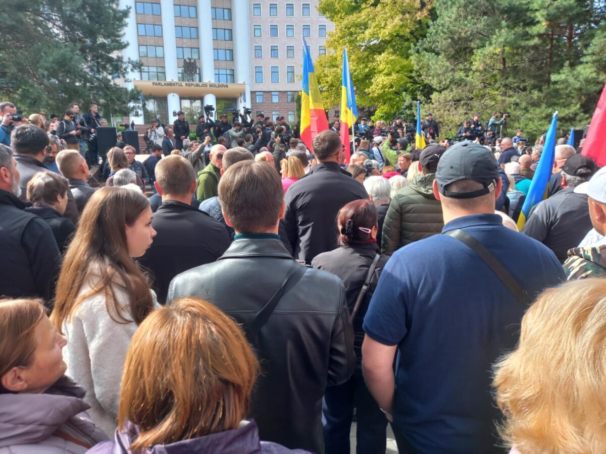 Minori şi pensionari în slujba lui Igor Dodon. Şi o mână de ajutor de la Ilan Şor