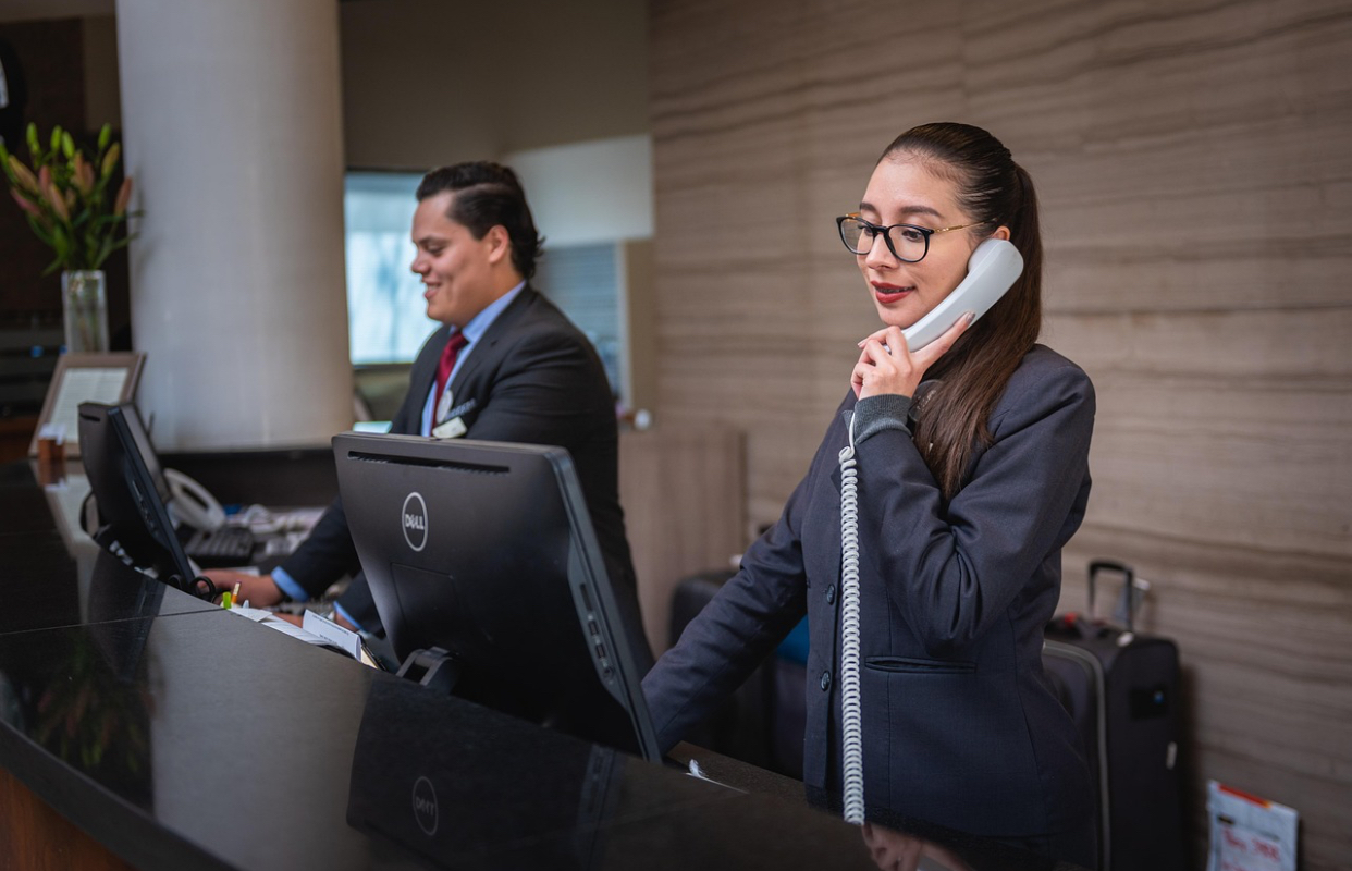 Hotelierii de pe litoral au dat startul angajărilor pentru sezonul estival. Ce salarii au cameristele