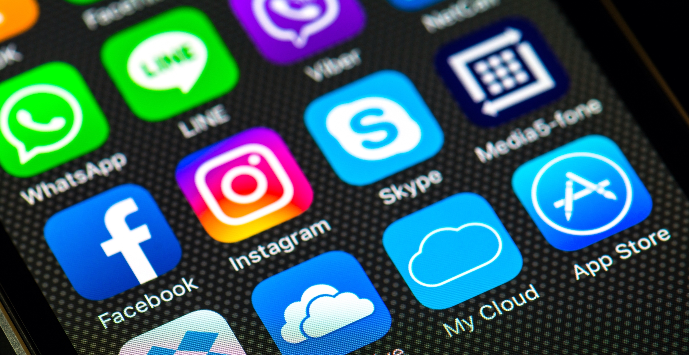 Un tânăr cu doar opt clase, viral pe rețelele sociale după ce și-a prezentat stilul de viață luxos