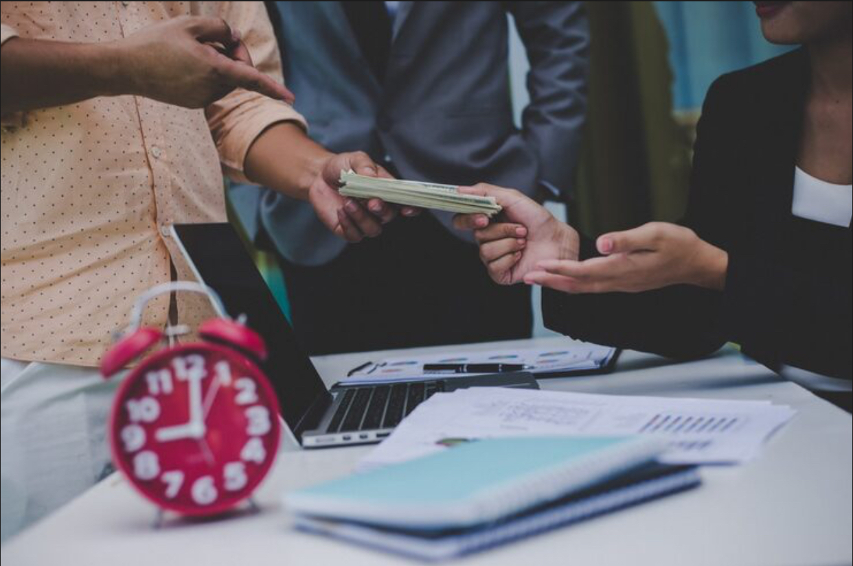 Salariul minim brut crește la 4.325 de lei de la 1 iulie. Ce se schimbă pentru angajați și contribuabili