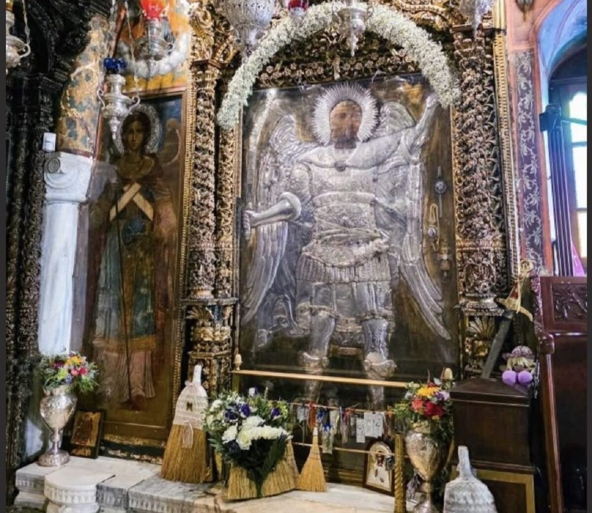 Semnificația măturilor de la icoana bisericii Sfântului Mihail din Grecia. De ce e bine să aveți un astfel de obiect în casă