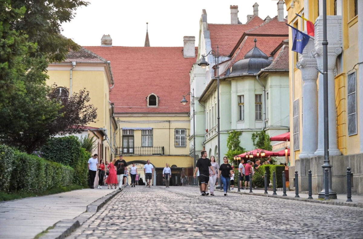 Britanicii, cuceriți de farmecul orașului Sibiu. Cafeaua ieftină și tradiționalii papanași, pe lista recomandărilor