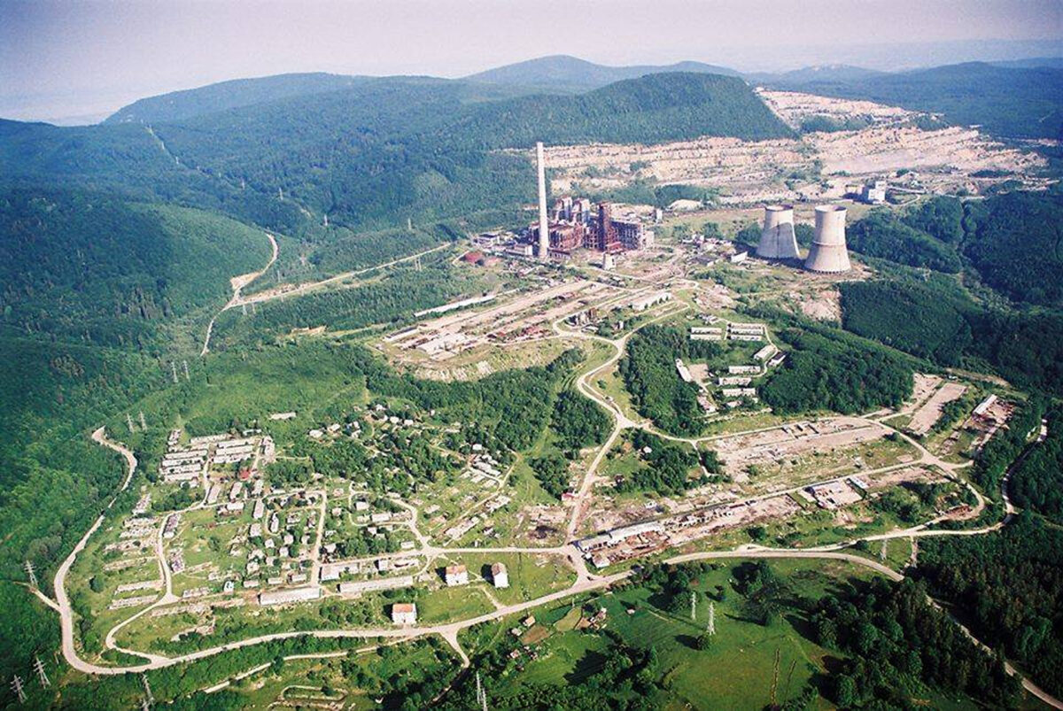 Proiectul care a ruinat un munte. Un miliard de dolari, îngropați în fum și cenușă