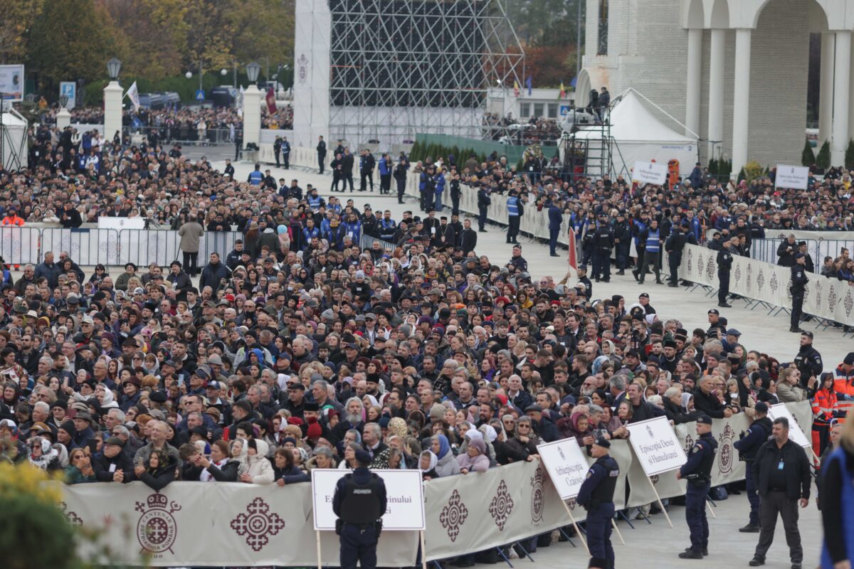 Politicieni petrecuți cu huiduieli la plecarea de la Catedrala Națională: Hoții!
