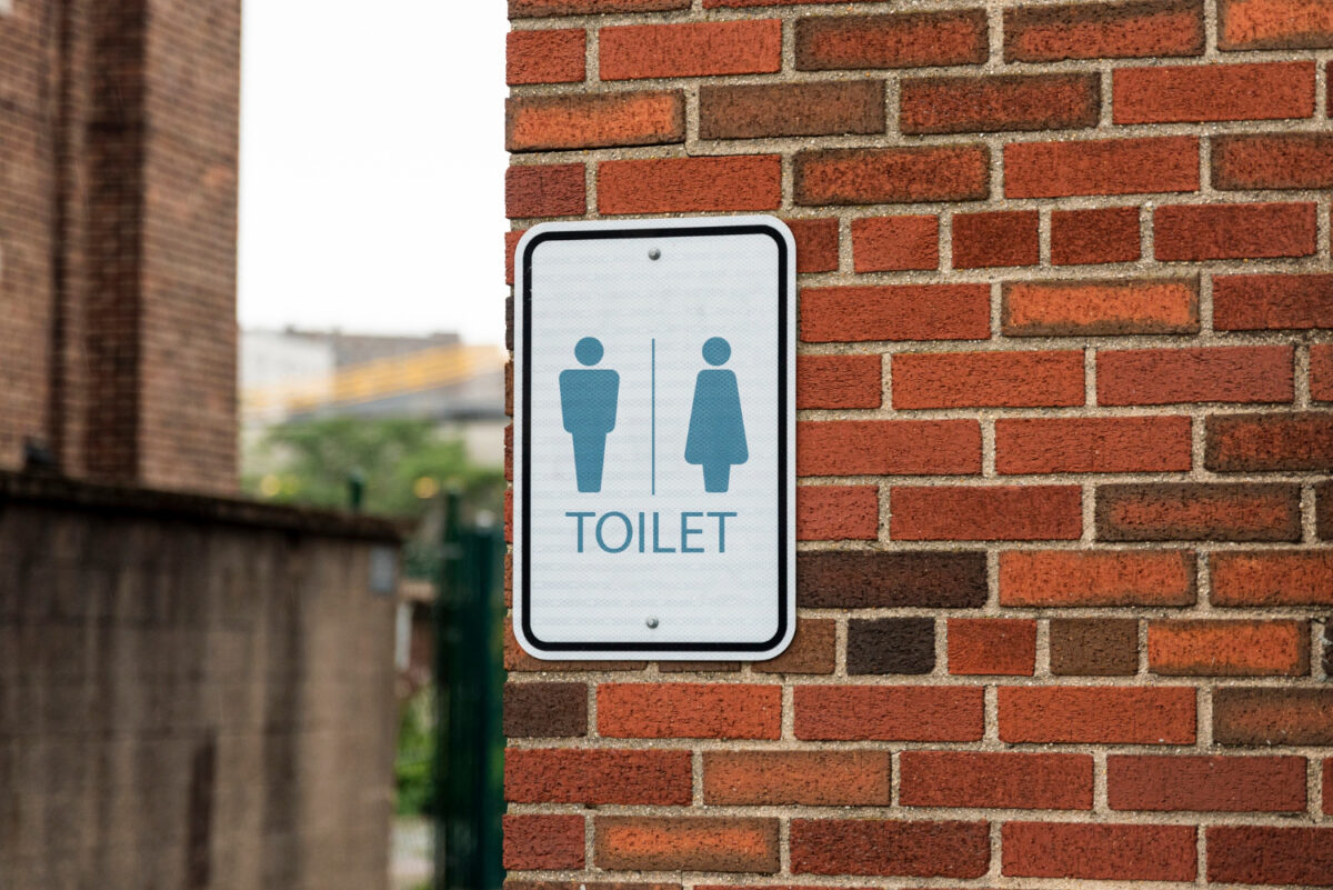 O toaletă publică de 100.000 de euro s-a deschis în timp ce era folosită. S-a întâmplat la Timișoara