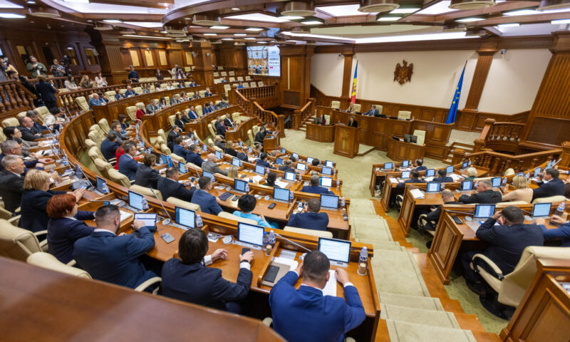 Replici tăioase între socialiști și PAS în Parlamentul Republicii Moldova. „Vă deranjează acordul, dar nu tancurile rusești?”