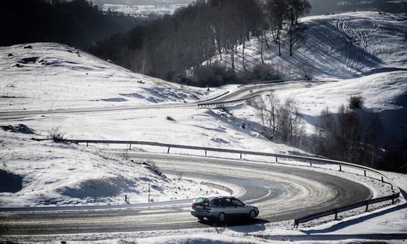 Ninsorile abundente au acoperit Transfăgărășanul. Drumarii intervin cu utilaje
