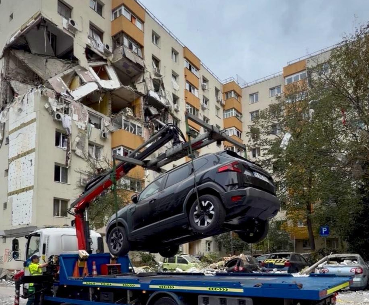 Autoturism după explozia din Rahova