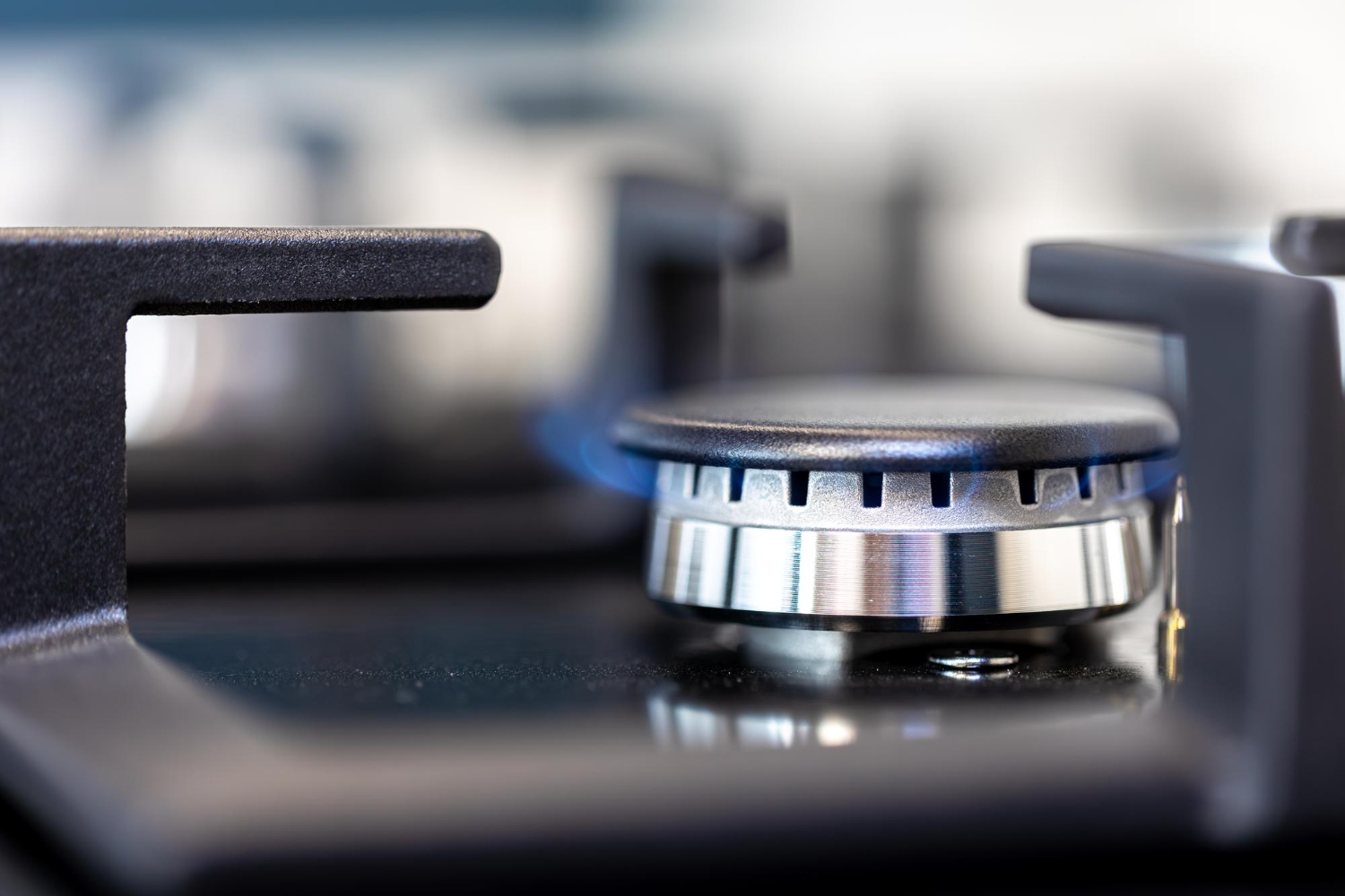 De la 1 aprilie, plafonarea prețului gazelor încetează. Ce facturi vor primi românii