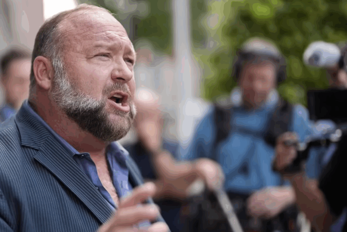 Curtea Supremă a respins apelul lui Alex Jones în procesul privind tragedia de la o școală din SUA