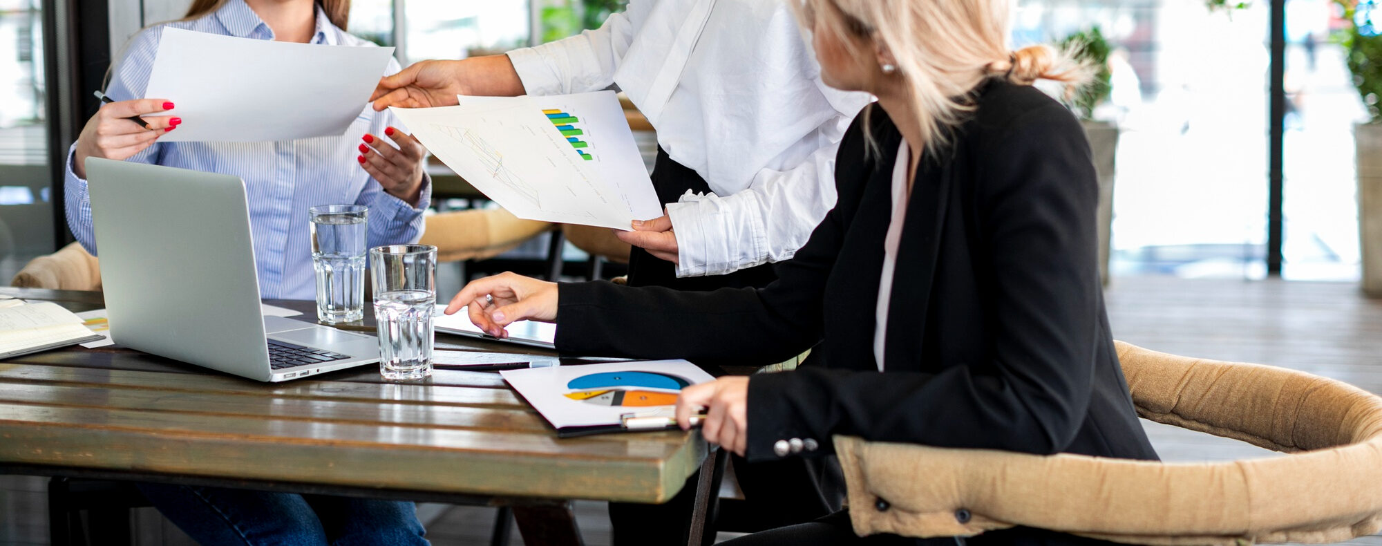 Noua lege a salarizării: modificări la grile și limitarea sporurilor. Reguli noi privind salariul președintelui