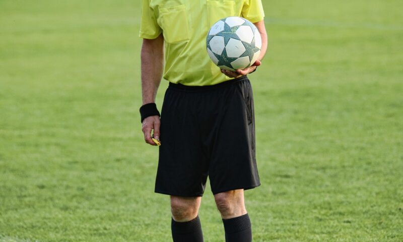 De la meciurile din ligile inferioare, la butoanele cu miliarde de lei: Cine este fostul arbitru de fotbal propus ministru în Guvernul Veștea