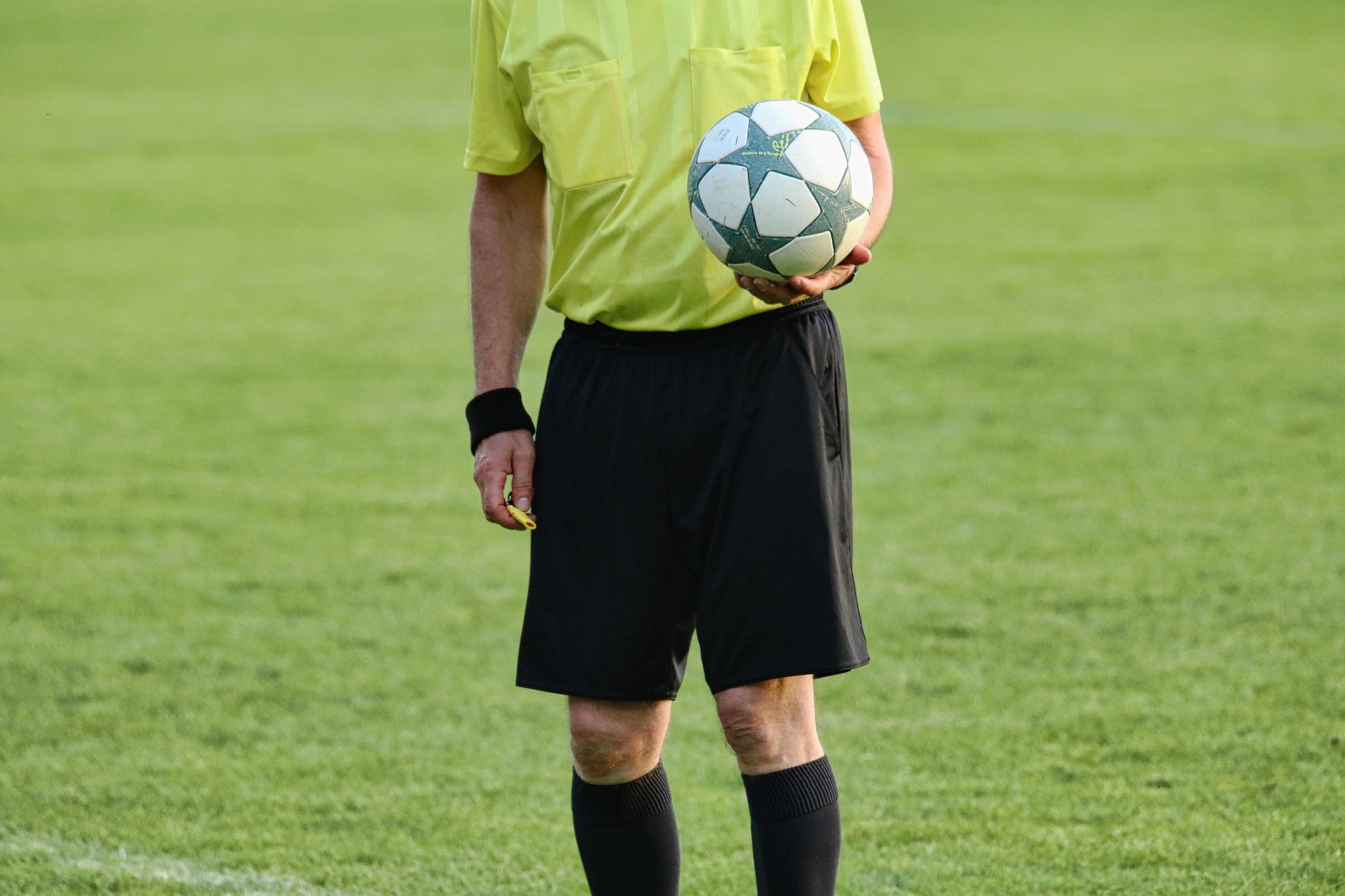 De la meciurile din ligile inferioare, la butoanele cu miliarde de lei: Cine este fostul arbitru de fotbal propus ministru în Guvernul Veștea