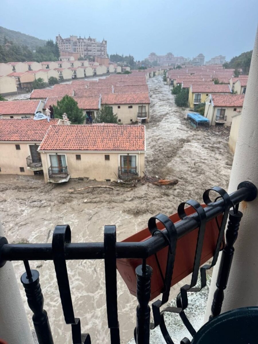 Bulgaria, sub ape: Trei morți și mii de oameni evacuați din stațiunea Elenite