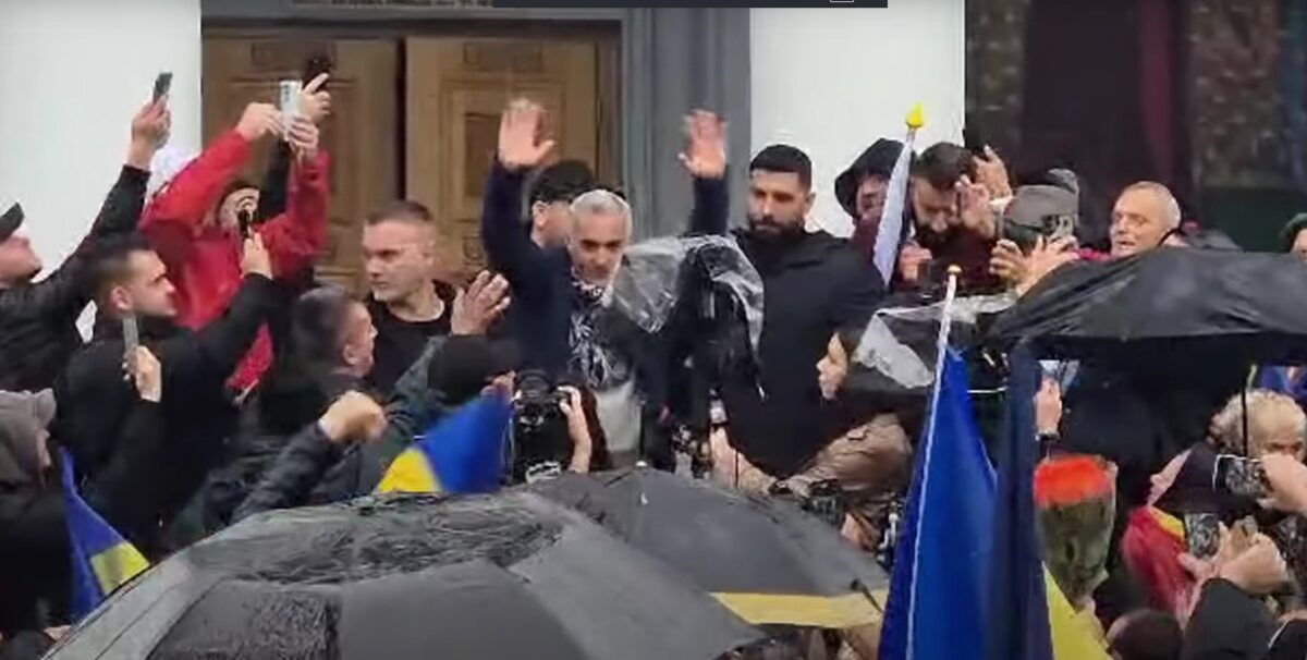 Procesul lui Călin Georgescu, la Curtea de Apel. Susținătorii îi cântă „Treceți batalioane române Carpații”