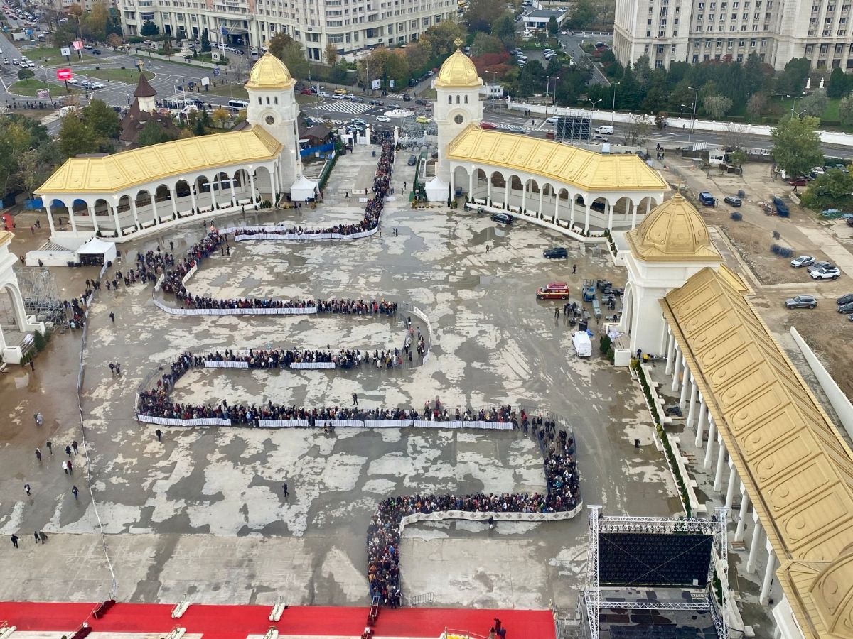 Coada de la Catedrala Națională, monitorizată în timp real. Cât timp așteaptă enoriașii