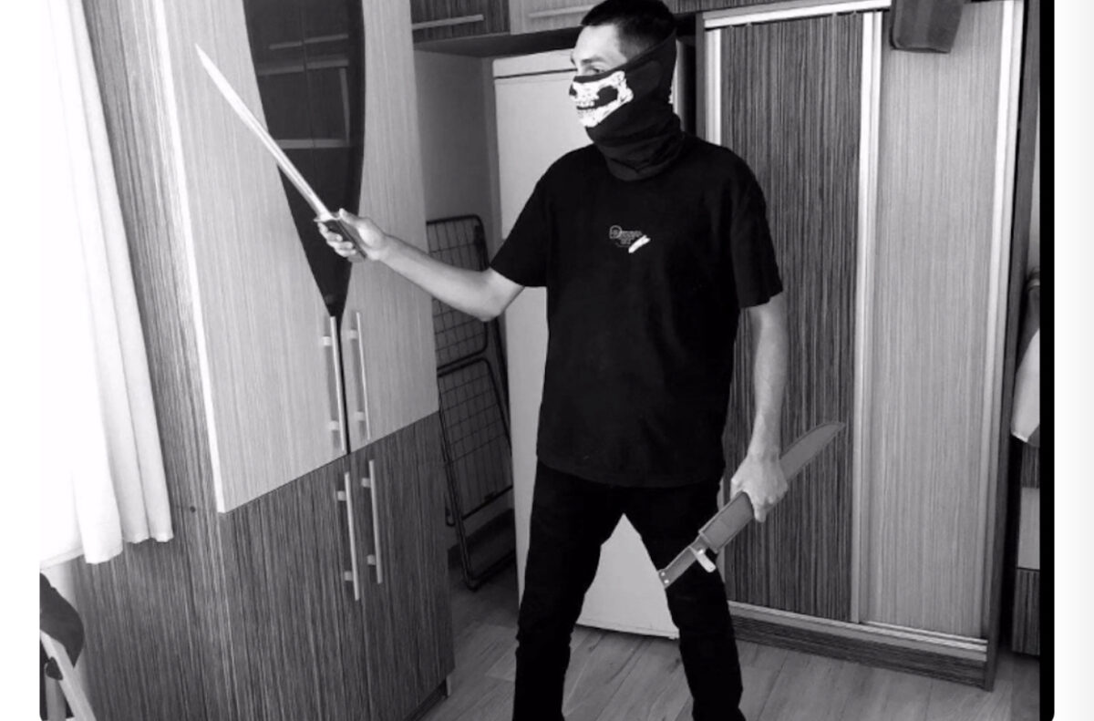 Tânărul care a agresat un livrator din Bangladesh și l-a numit invadator, trimis în judecată