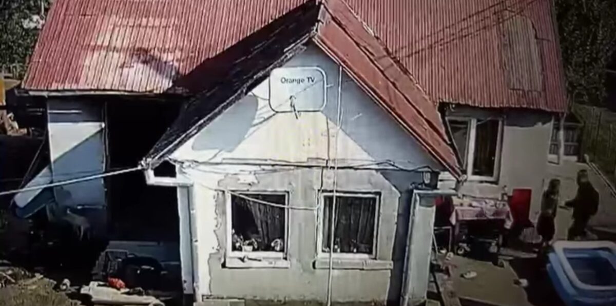 Momentul crimei din Mureș surprins pe camere.  Emil Gânj, filmat intrând cu toporul în casa tinerei de 23 de ani