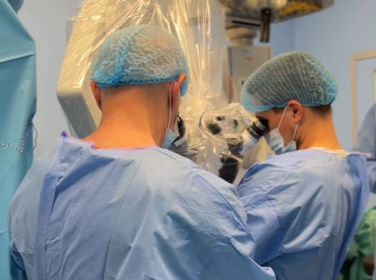 Un angajat al Filarmonicii din Cluj, concert pe masa de operație. Pacientul cântă în timpul intervenției pe creier