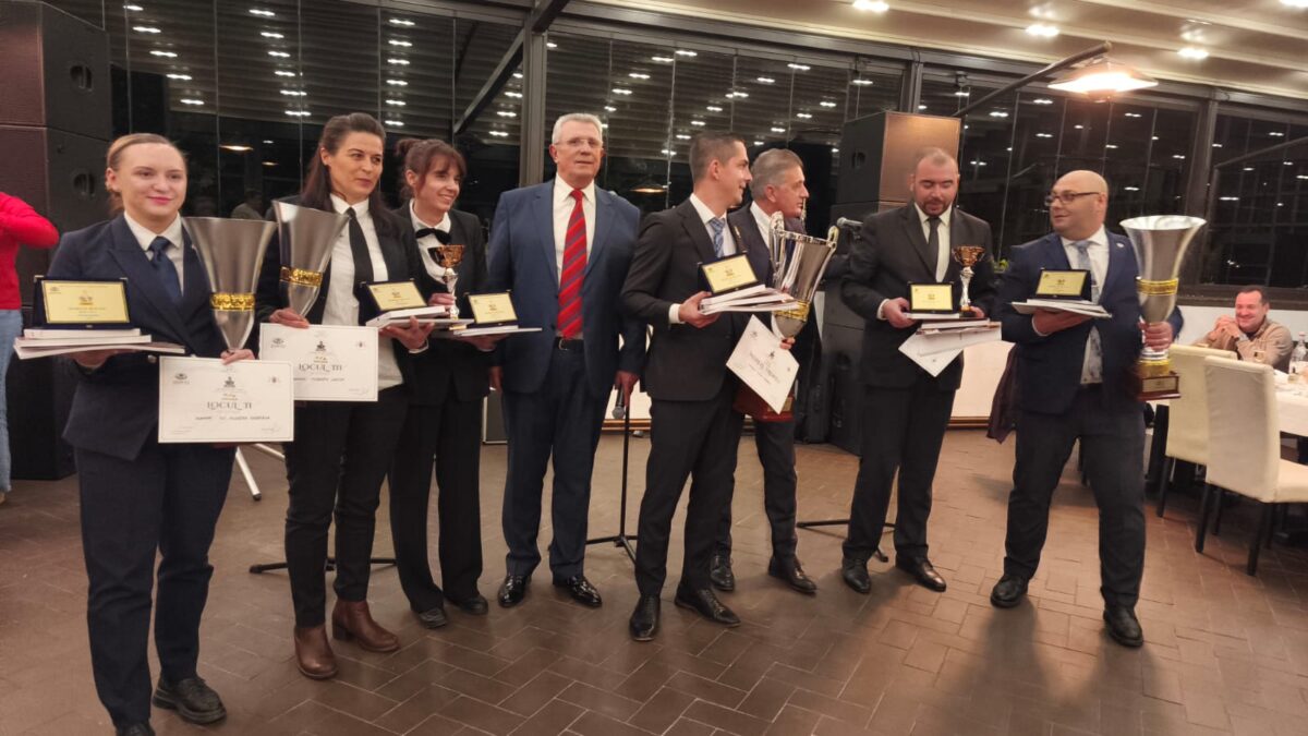 Zeci de ospătari din întreaga țară s-au înfruntat într-un castel din Ardeal. S-au jucat cu focul în aplauzele publicului