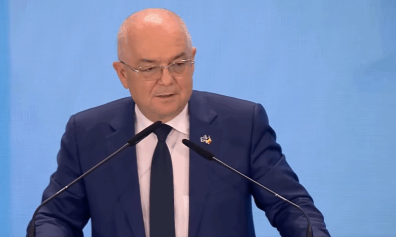 Emil Boc, decorat cu „Medalia Democrației” la Chișinău. Povestea investițiilor din Cluj, în orașul de peste Prut