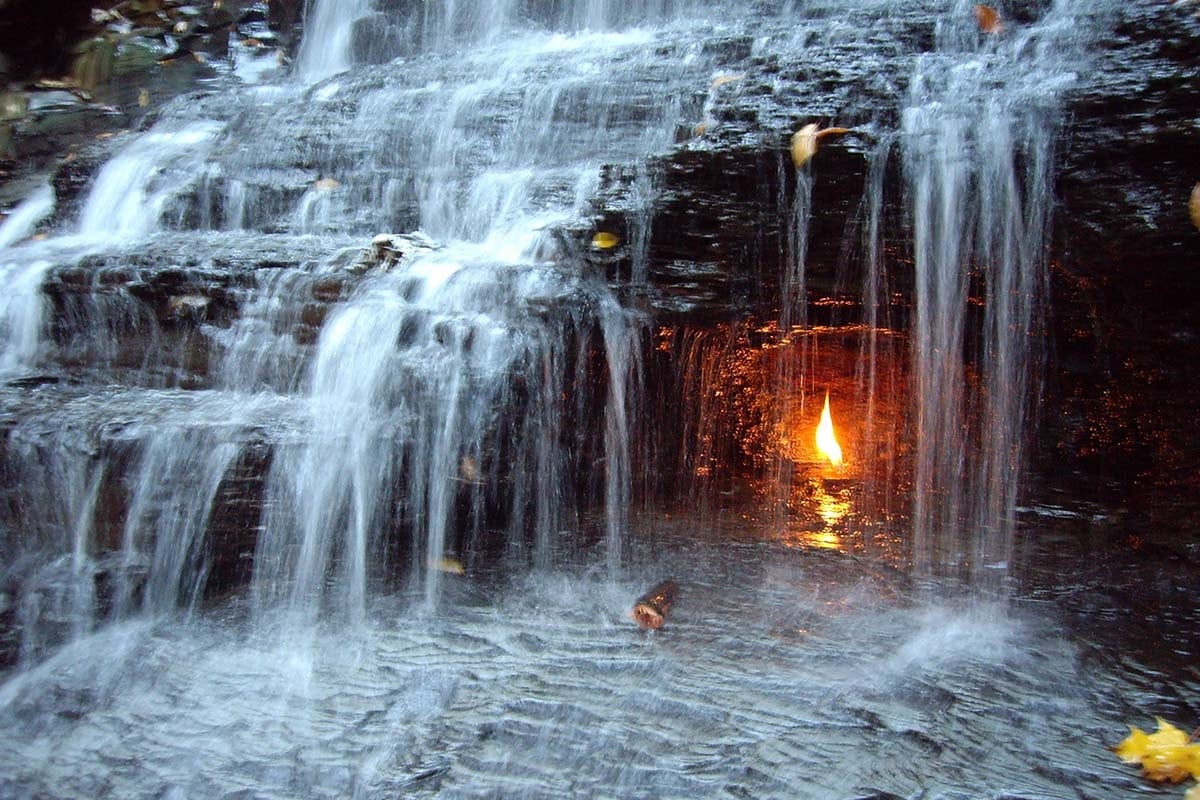Flacăra misterioasă care nu se stinge niciodată, ascunsă în spatele unei cascade. Video