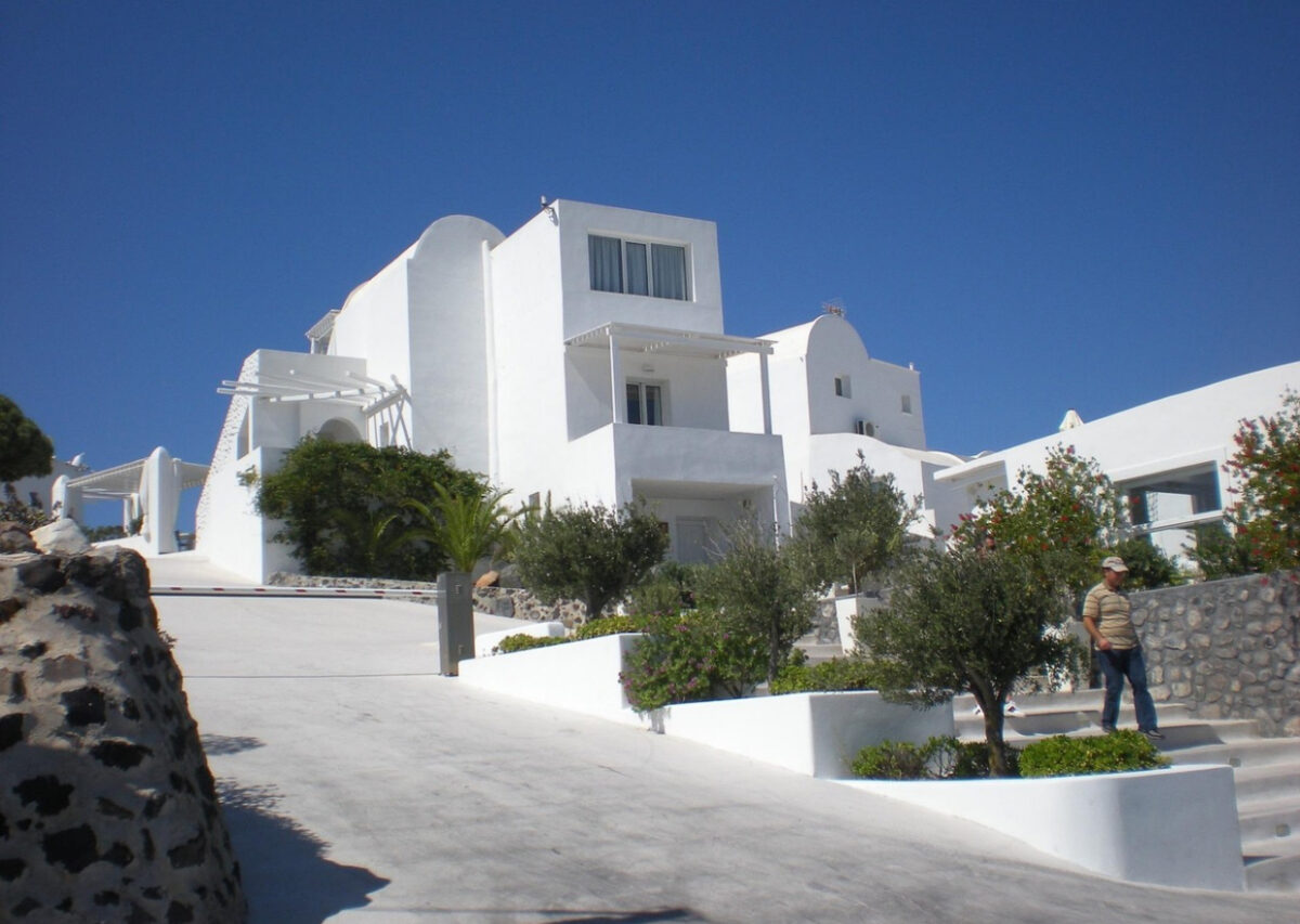 Românii sfidează criza și își cumpără apartamente în alte țări: Cererea e tot mai mare pentru Grecia