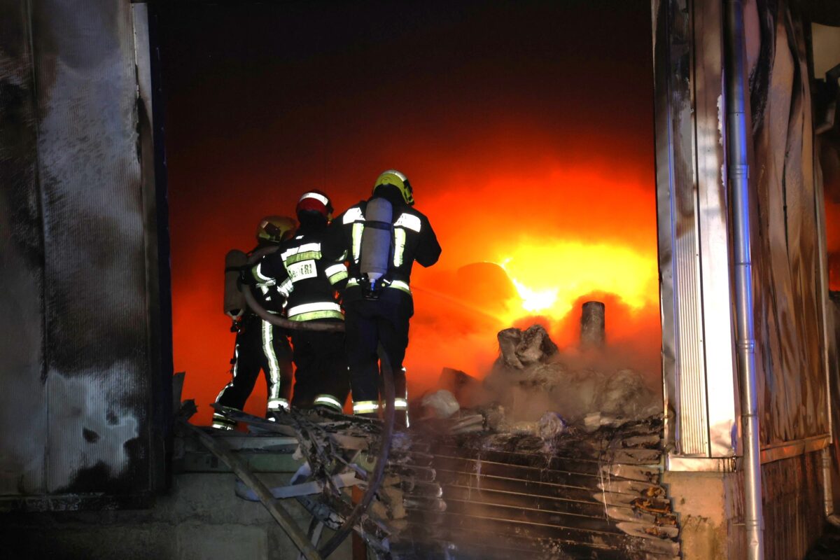 Depozit cu materiale de construcție mistuit de foc în Chișinău, peste 70 de pompieri la fața locului Foto