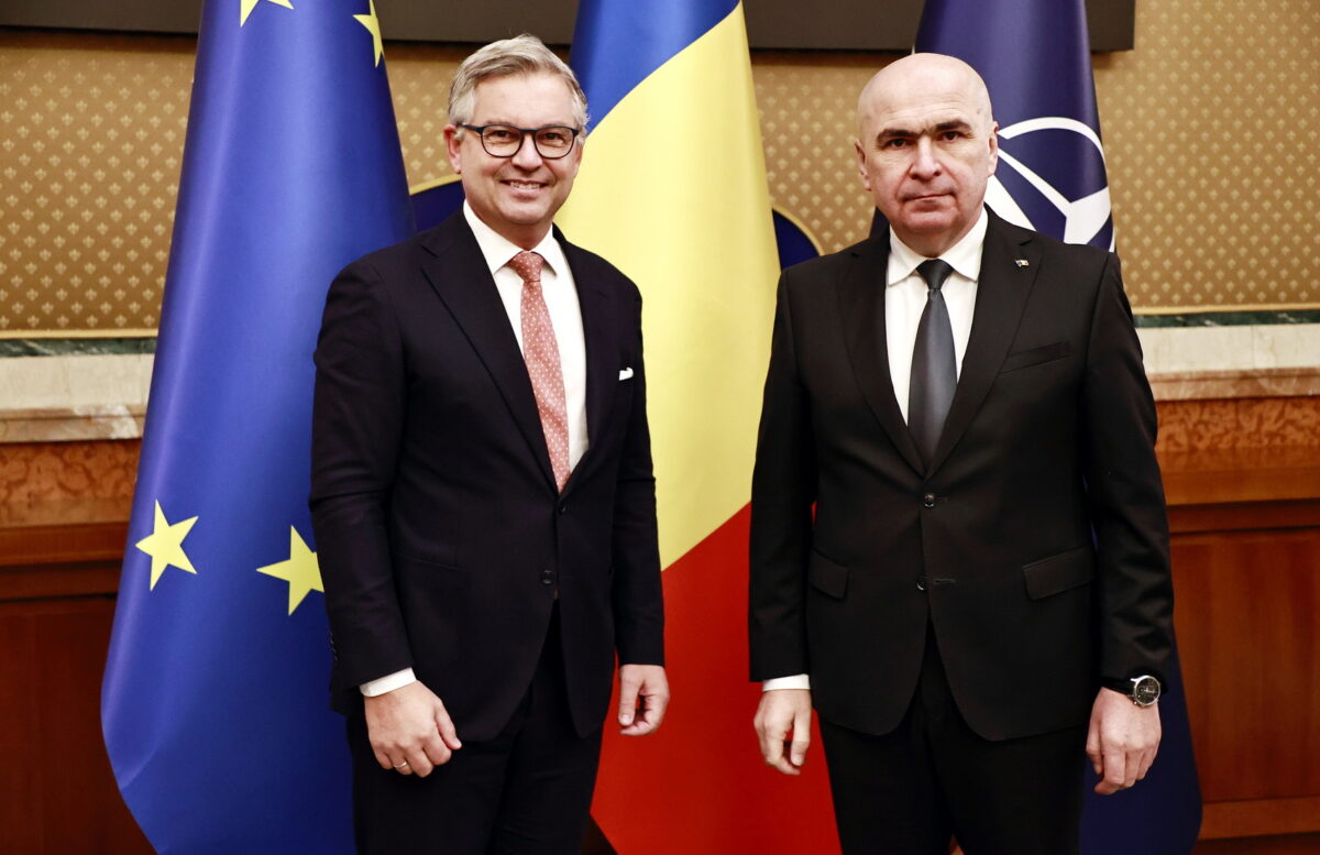 România, punct strategic pentru securitatea UE. Dialog între Bolojan și comisarul european pentru migrație