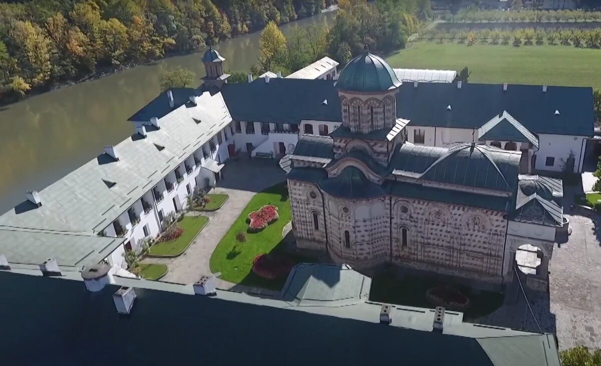 Mănăstirea Cozia Veche, cuprinsă de flăcări. Traficul pe DN7 a fost oprit