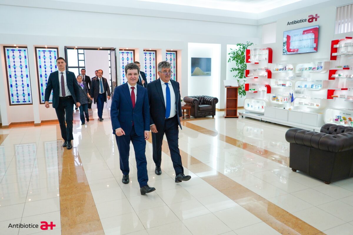 Daniel Zamfir acuză „ipocrizia” liderilor USR și a președintelui Nicușor Dan pentru participarea la sfințirea Catedralei Naționale