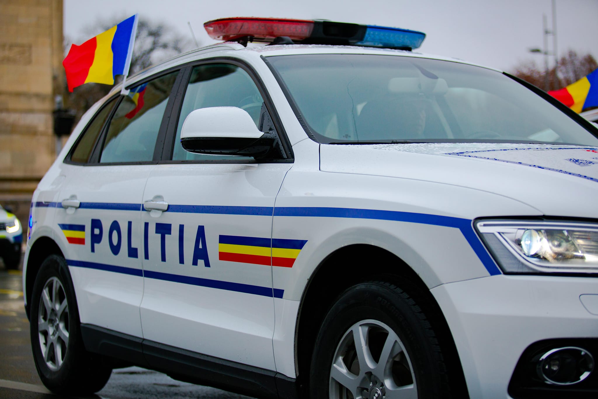 Mașină de poliție în acțiune