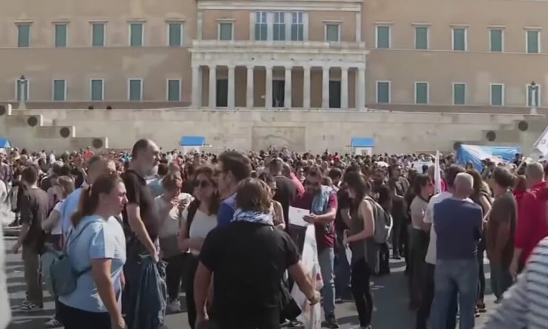 Proteste majore la Atena și Salonic. Peste 10.000 de studenți și funcționari cer salarii mai mari și școli sigure, invocând exemplul francez