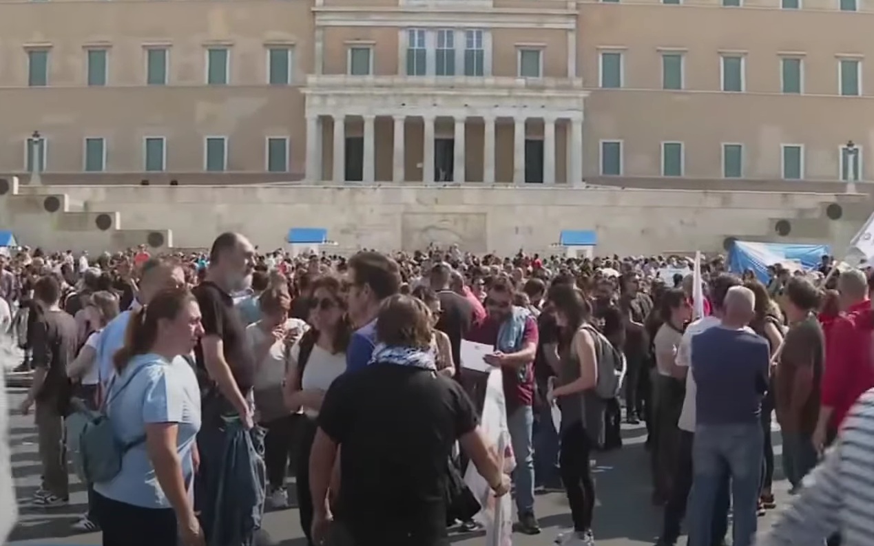 Proteste majore la Atena și Salonic. Peste 10.000 de studenți și funcționari cer salarii mai mari și școli sigure, invocând exemplul francez