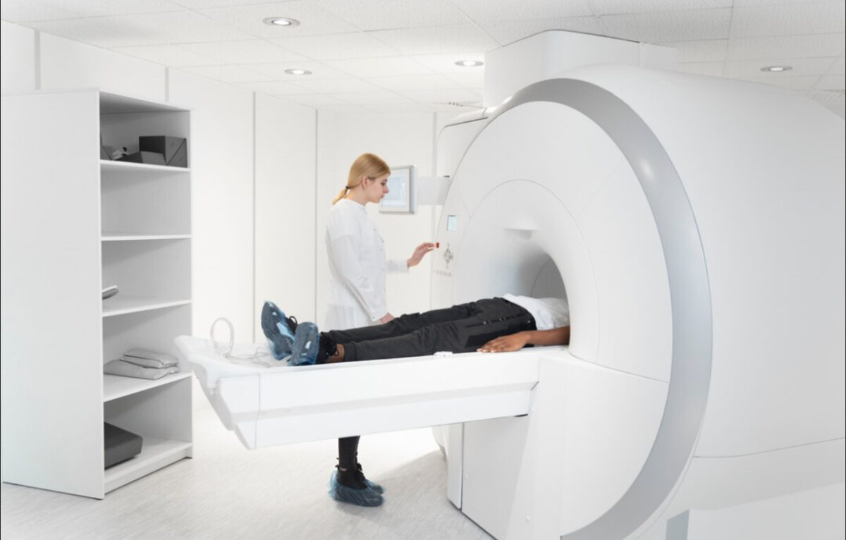Cât costă să faci un RMN și un CT în 2025. Taxa de claustrofobie, noua găselniță a clinicilor private