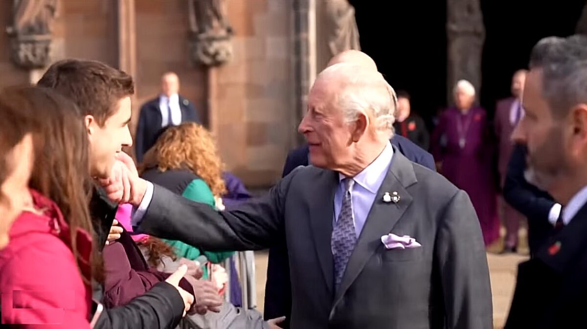 Protest la Catedrala Lichfield. Regele Charles, întrebat despre Prințul Andrew și Epstein