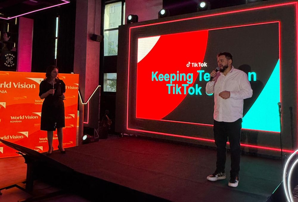 Peste jumătate dintre părinții din România discută zilnic cu copiii lor despre utilizarea rețelelor sociale. Mulți sunt nepregătiți. Studiu