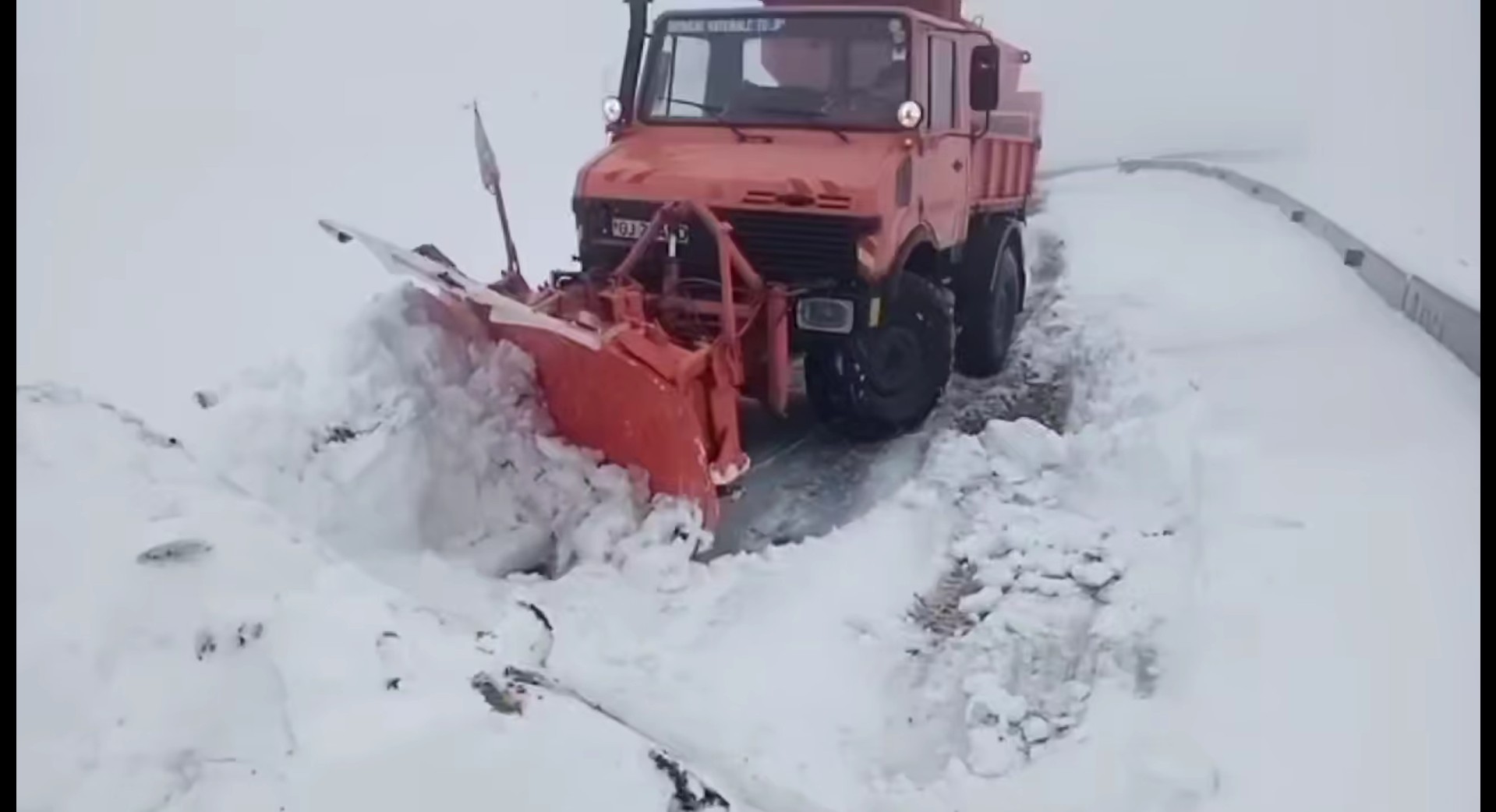 Drumarii intervin pe Transalpina, dar circulația rămâne închisă din cauza zăpezii