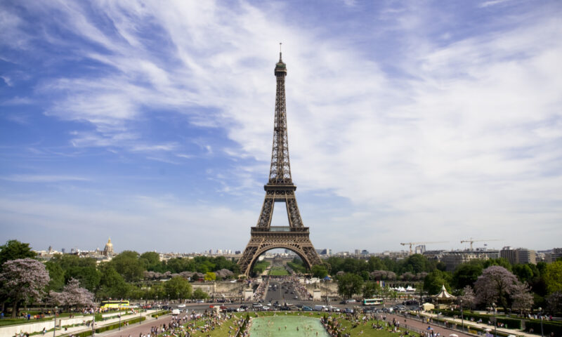 Omul care a vândut Turnul Eiffel de două ori. Cum a transformat un escroc cel mai faimos monument al Franței în fier vechi